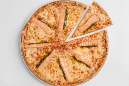 Пицца с лососем