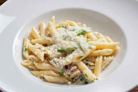 Пенне с пармской ветчиной и спаржей