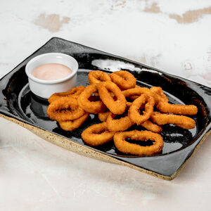 Кольца кальмара в кляре с соусом