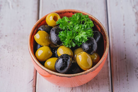 Маслины и оливки