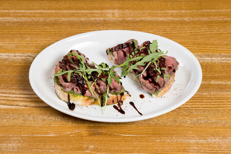 Брускетта с ростбифом