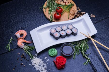 Ролл с креветкой