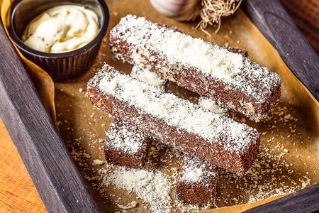 Ржаные чесночные гренки с пармезаном