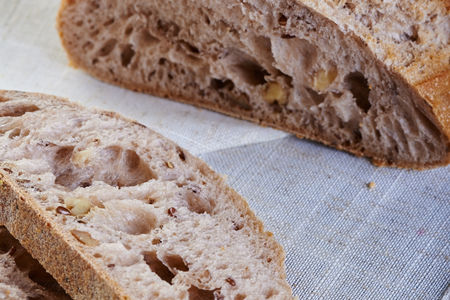 Хлеб с грецким орехом и льном