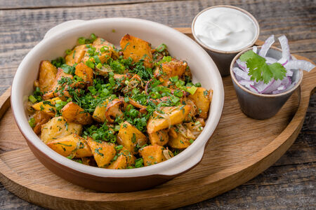 Жареный картофель с сезонными грибами