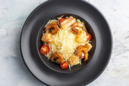 Салат Цезарь с креветками