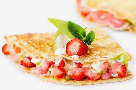 Блин с клубникой, грушей и яблоком