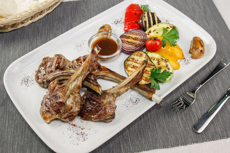 Рёбрышки ягнёнка на гриле с овощами