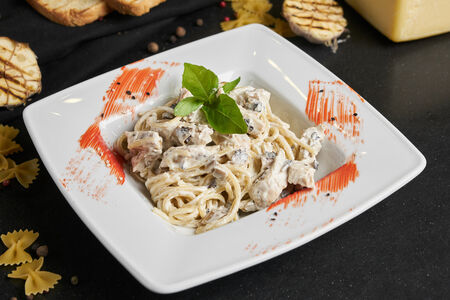 Паста с курицей и грибами