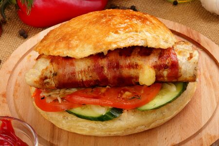 Бургер с куриным филе с сыром в беконе