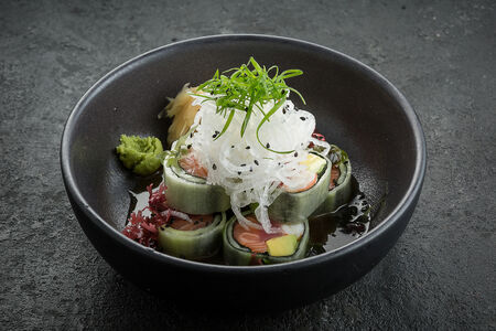 Сашими ролл в огурце с лососем, тунцом и креветкой