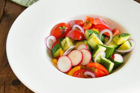 Салат из огородных овощей