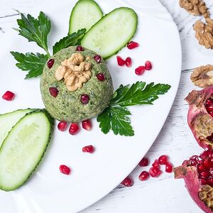 Шпинат с орехами