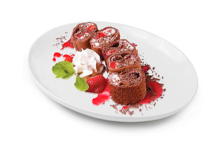 Сладкий ролл из шоколадного теста с фруктами и темным шоколадом