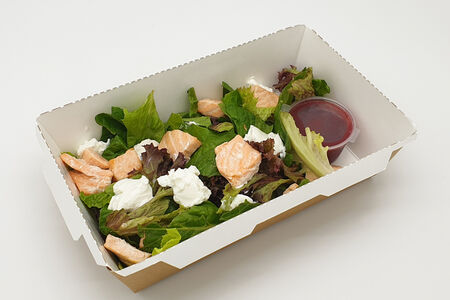 Салат с козьим сыром и лососем