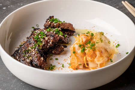 Говяжьи рёбра кальби, японский рис и кимчи