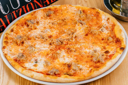 Пицца с колбасками сальчичче и маскарпоне