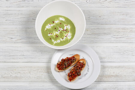 Крем-суп из брокколи и шпината с брускеттами