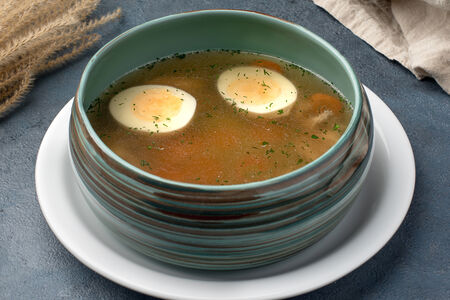 Бульон из курицы c домашней лапшой и яйцом