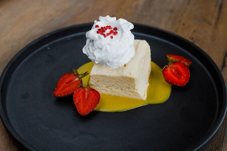 Белый ангел с сезонными ягодами