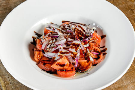 Салат из бакинских помидоров и красного лука