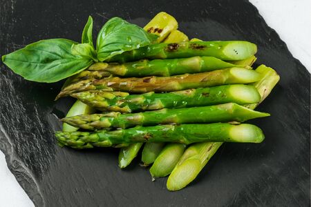 Зеленая спаржа на гриле