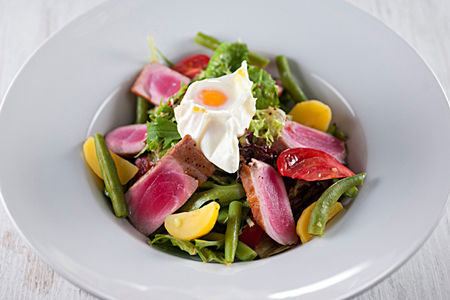 Салат со спинкой тунца