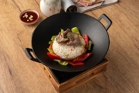 Вок с белым рисом, овощами и соусом