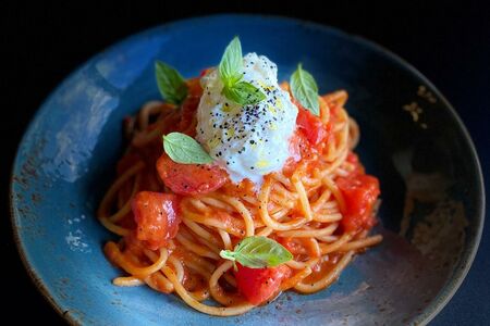 Спагетти с томатами и страчателлой