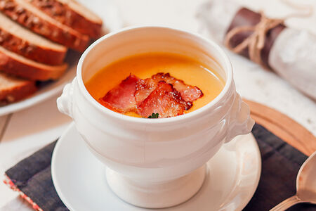 Суп-пюре из тыквы с гренками и беконом