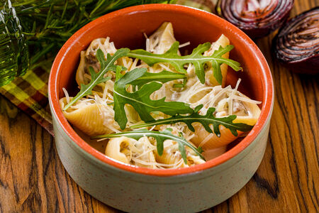 Конкильони с курицей и грибами