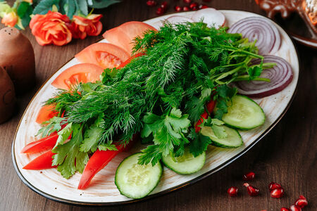 Овощная тарелка с зеленью