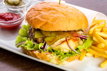 Двойной рибай бургер с картофелем фри