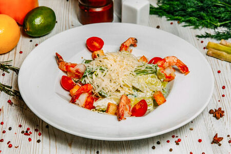 Салат Цезарь с креветками