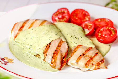 Куриное филе с горгонзолой и песто