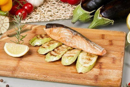 Стейк из лосося на гриле