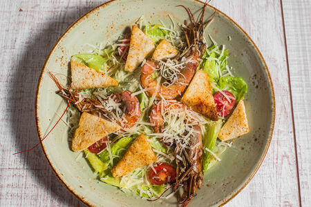 Цезарь с креветками-лангустинами