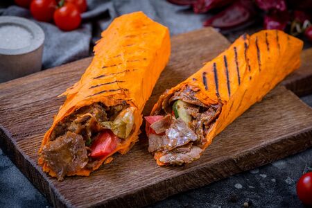 Шаурма с курицей в сырном лаваше