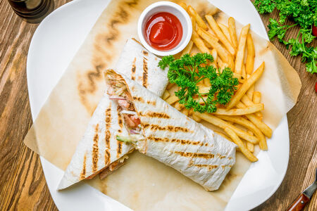 Шаурма с курицей и картофелем фри