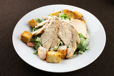 Салат Цезарь с индейкой