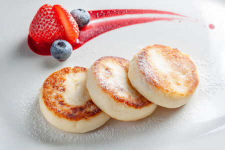 Сырники с ягодным соусом