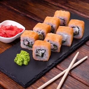 Ролл жареный с курицей и ананасом