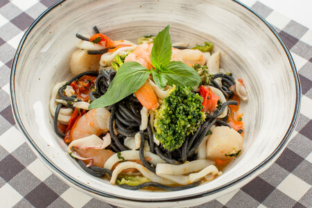 Спагетти неро с морепродуктами и перцем