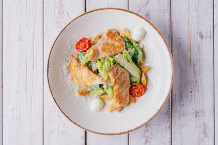 Салат Цезарь с курицей