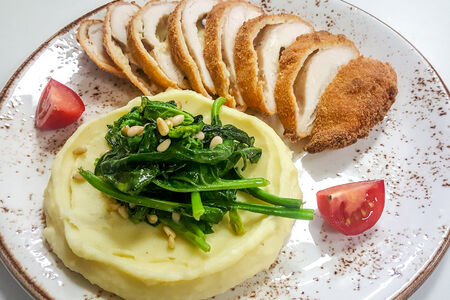 Шницель по-милански из филе цыпленка с сыром моцарелла