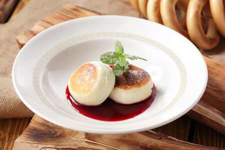 Сырники из домашнего творога с взваром