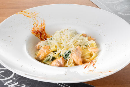 Паста Феттуччине с лососем и шпинатом