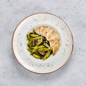 Паста с курицей и вялеными томатами