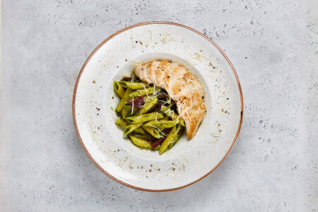 Паста с курицей и вялеными томатами