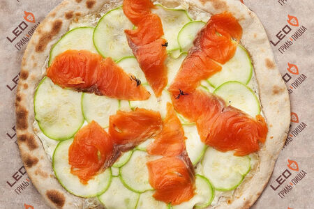 Пицца с лососем и кабачками